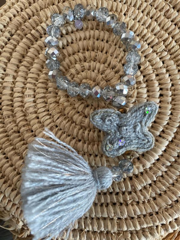 Bracelet perles de verre diamant papillon laine gris clair Jil D'Hostun